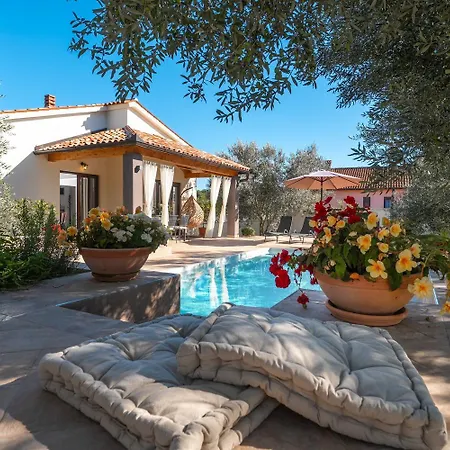 Casa Canziana For 6 People With Private Pool In Πούλα