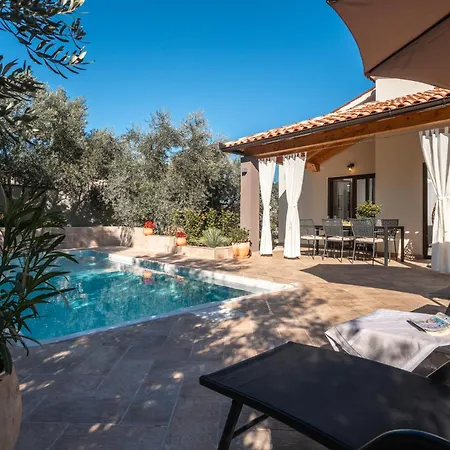 Casa Canziana For 6 People With Private Pool In Villa Pola